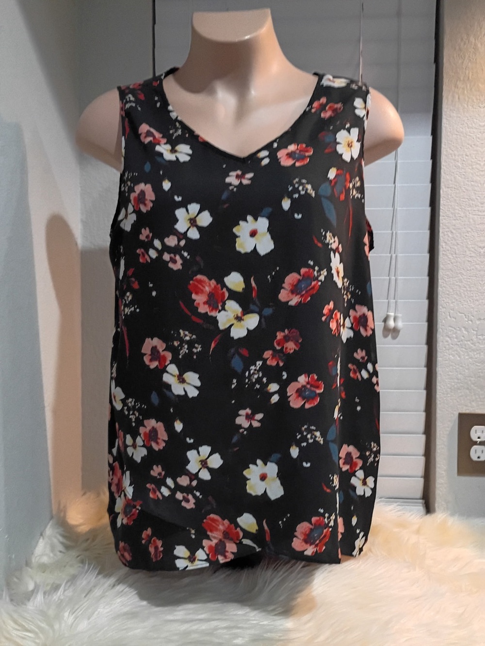 Chelsea & Theodore Women’s 2X SleevelessTop